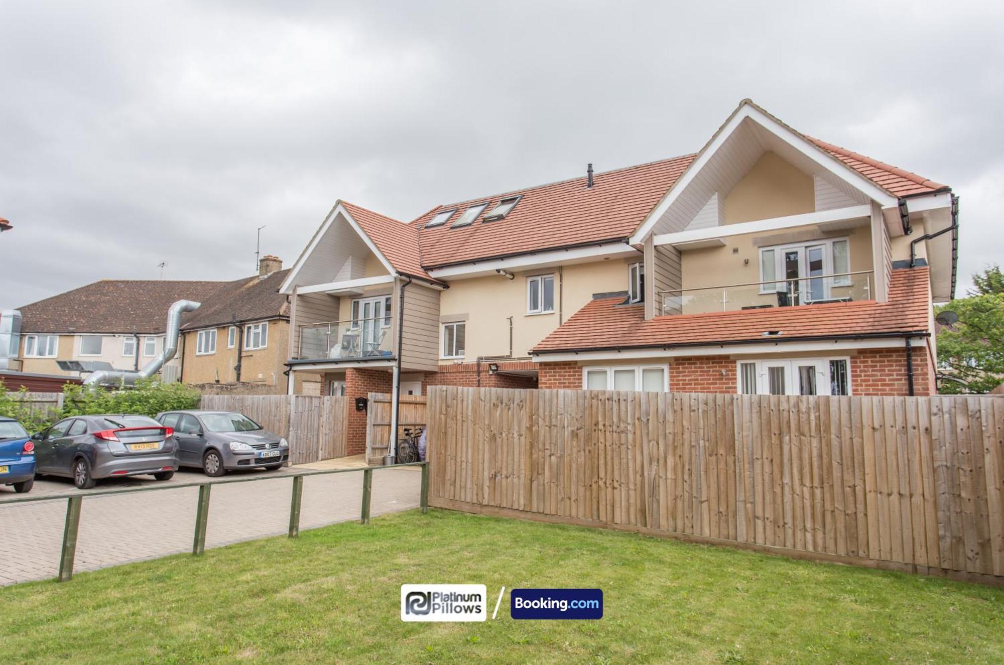 Modern Oxford 2 Bedroom Apartments, Families & Contractor Accommodation, Near John Radcliffe Hospital Apartment *